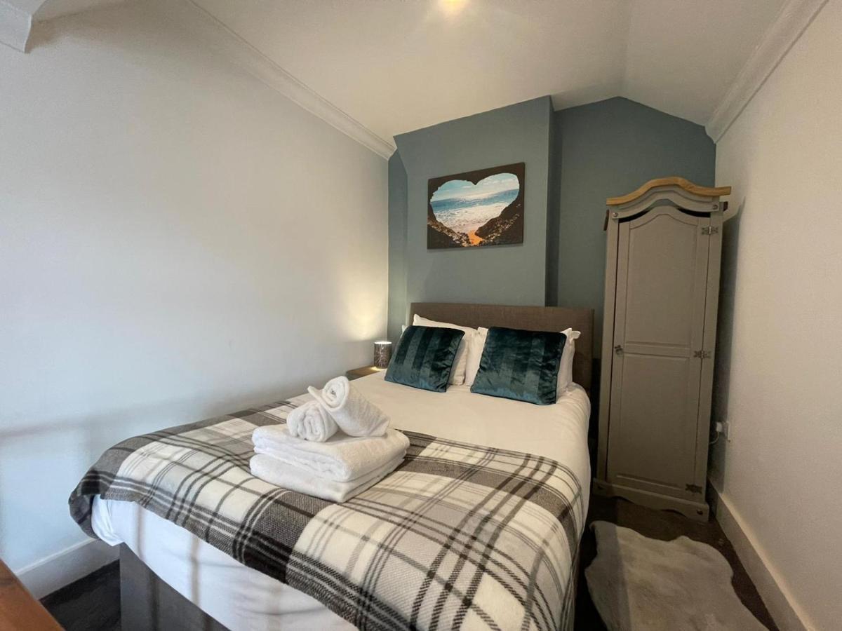 The Den - Cozy Studio Apartment Swansea